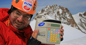 Kasa ELZAB Mini pracująca w alpejskim mrozie